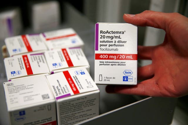 <p>Un farmacéutico muestra una caja de tocilizumab, que se utiliza en el tratamiento de la artritis reumatoide, en la farmacia del hospital de Cambrai, Francia, el 28 de abril de 2020. </p>