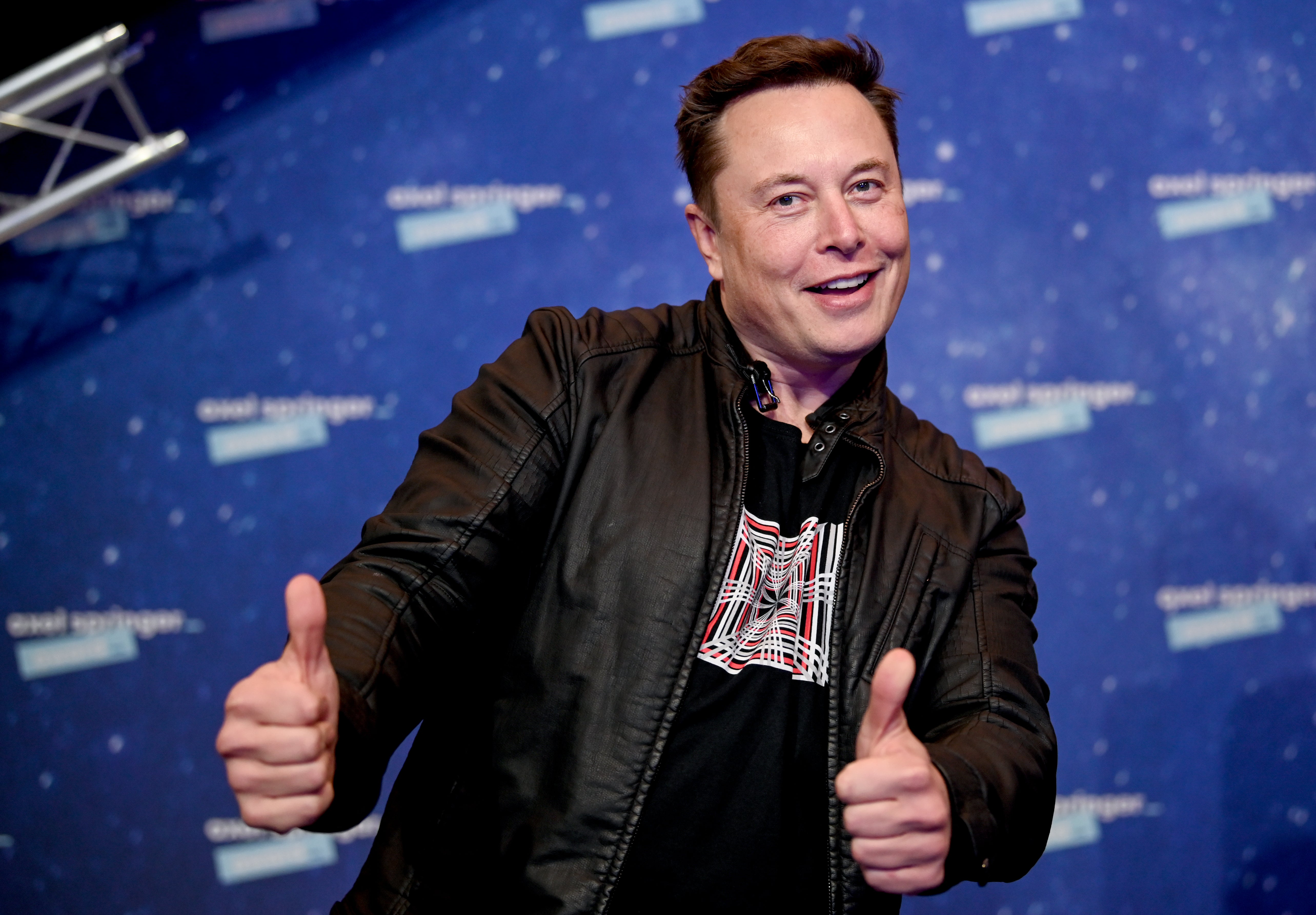 <p>BERLÍN, ALEMANIA 01 DE DICIEMBRE: El propietario de SpaceX y CEO de Tesla, Elon Musk, llega a la alfombra roja para el Premio Axel Springer 2020 el 1 de diciembre de 2020 en Berlín, Alemania. </p>