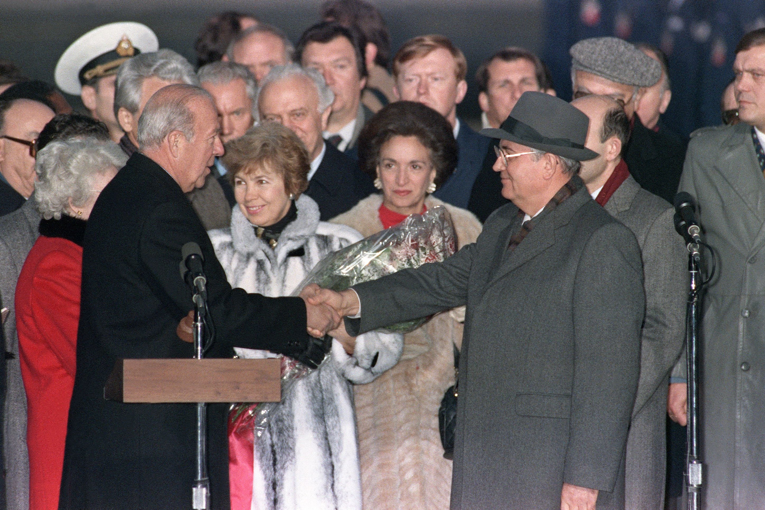Shultz welcomes Gorbachev to the US in 1987