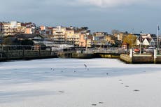 UK weather: More snow due after Thames freezes in London following days of sub-zero temperatures