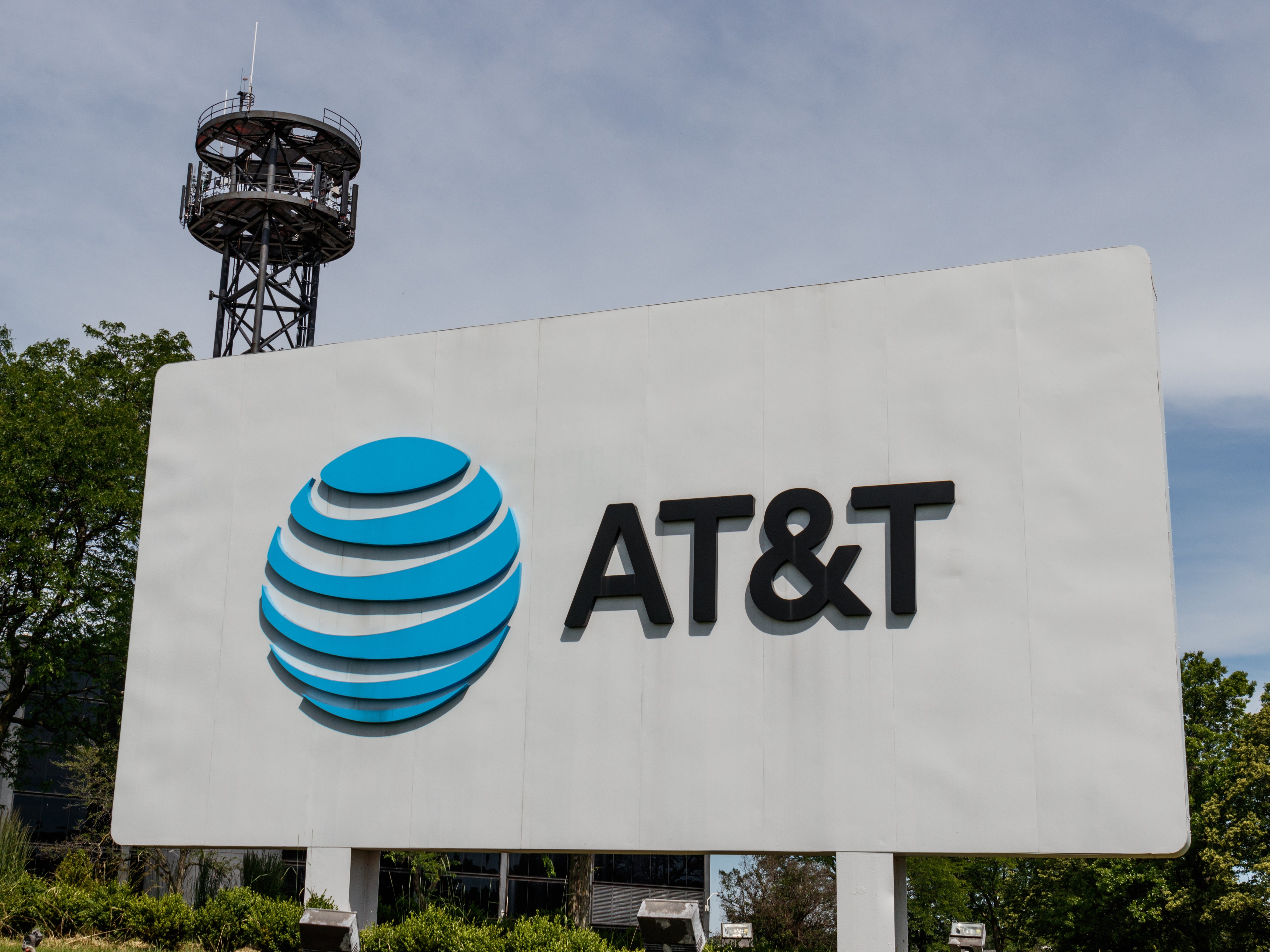 90-year-old man spends $10,000 on ads to complain about internet speeds to AT&T CEO
