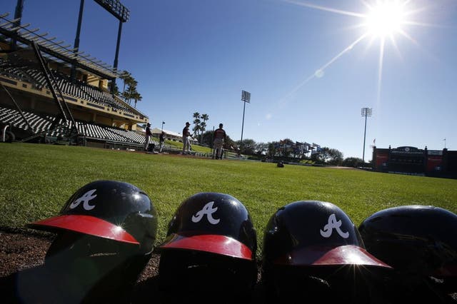 <p>Cascos prolijamente arreglados en el terreno de juego que esperan a los jugadores en el campo de entrenamiento de los Bravos. Foto del 18 de febrero del 2014.</p>