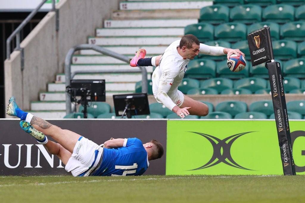 Jonny May of England dives over Luca Sperandio of Italy to score