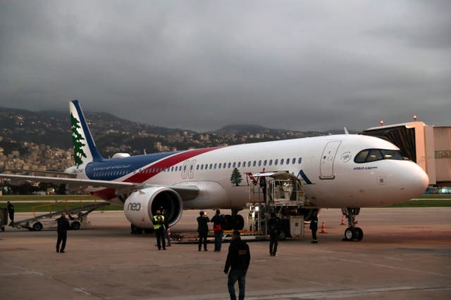 <p>Las 28 mil 500 dosis de Pfizer de Bruselas llegaron en un avión de la aerolínea nacional de Líbano.  </p>