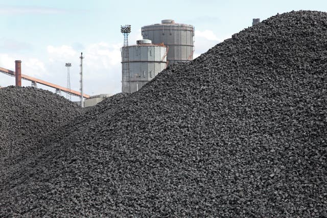 <p>"Almacenar pilas de carbón coquizable, utilizado en la producción de acero, en una planta de fabricación de acero".</p>
