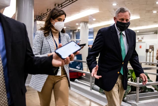 <p>WASHINGTON, DC - 13 DE FEBRERO: El senador Richard Burr (R-NC) camina por el metro del Senado antes del inicio del cuarto día en el segundo juicio político del ex presidente Donald Trump en el Senado el 13 de febrero de 2021 en Washington, DC. El Senado votó 55-45 a favor de llamar a testigos en el juicio para decidir si Trump debería o no ser responsable del ataque del 6 de enero en el Capitolio de Estados Unidos. </p>