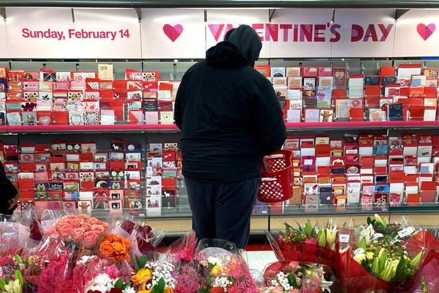 <p>Un comprador en una tienda del área de Chicago mira las tarjetas del Día de San Valentín el sábado 13 de febrero de 2021 </p>