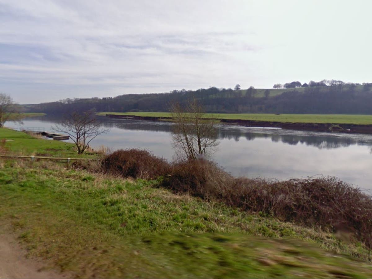 Bodies pulled from submerged car in Nottinghamshire Bodies pulled from submerged car in Nottinghamshire