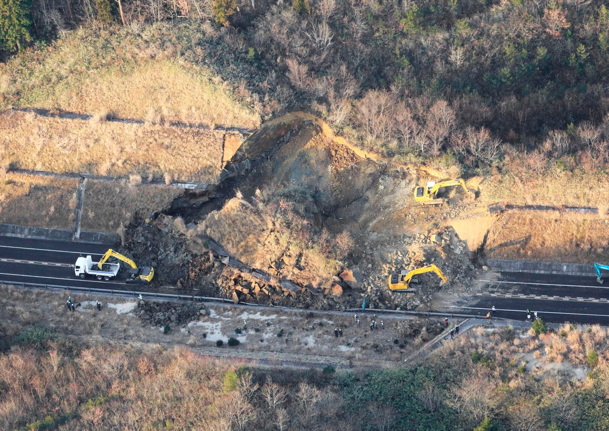 Powerful Japan quake sets off landslide, minor injuries Powerful Japan quake sets off landslide, minor injuries