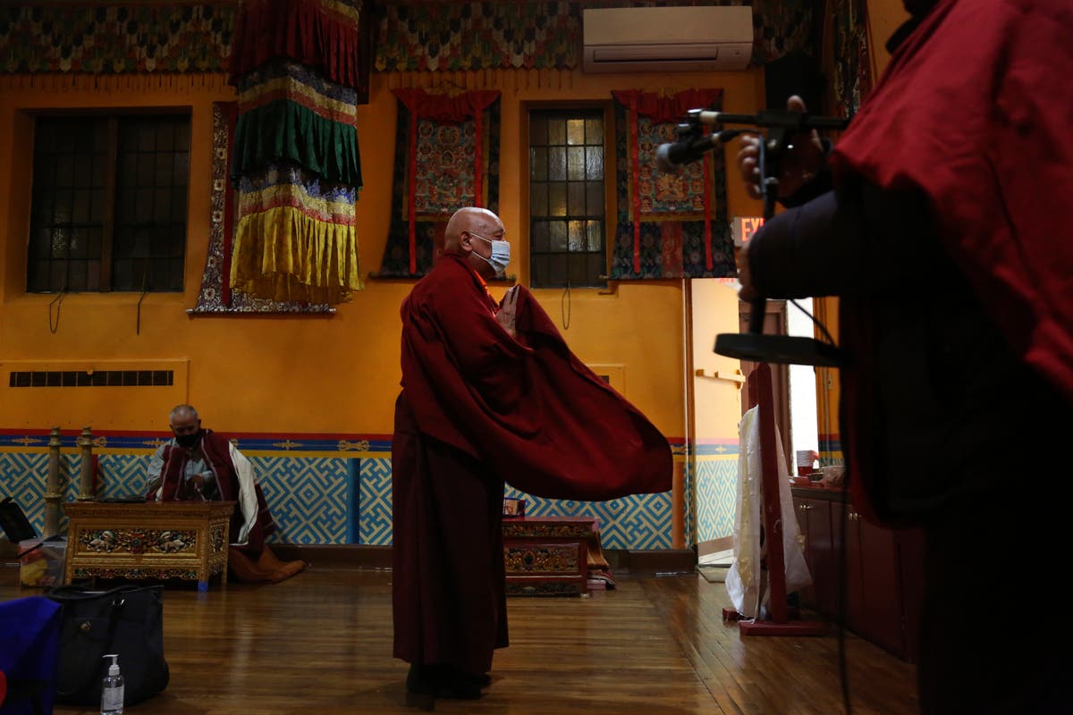 Buddhist monk in Brooklyn holds off armed robbers with shelf bracket