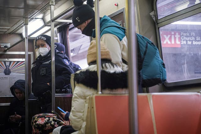 La policía patrulla el tren subterráneo de la línea A con destino a Inwood, después de que el Departamento de Policía de Nueva York desplegó 500 agentes adicionales en el sistema de metro tras los ataques mortales, sábado 13 de febrero de 2021