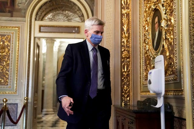 <p>El senador Bill Cassidy, republicano por La., Camina sobre el Capitolio después de que el Senado absolvió al expresidente Donald Trump en su segundo juicio político en el Senado en el Capitolio de los Estados Unidos en Washington, el sábado 13 de febrero de 2021. Trump fue acusado de incitar el ataque del 6 de enero al Capitolio de los Estados Unidos, y la absolución le otorga una histórica segunda victoria en el tribunal de acusación. </p>