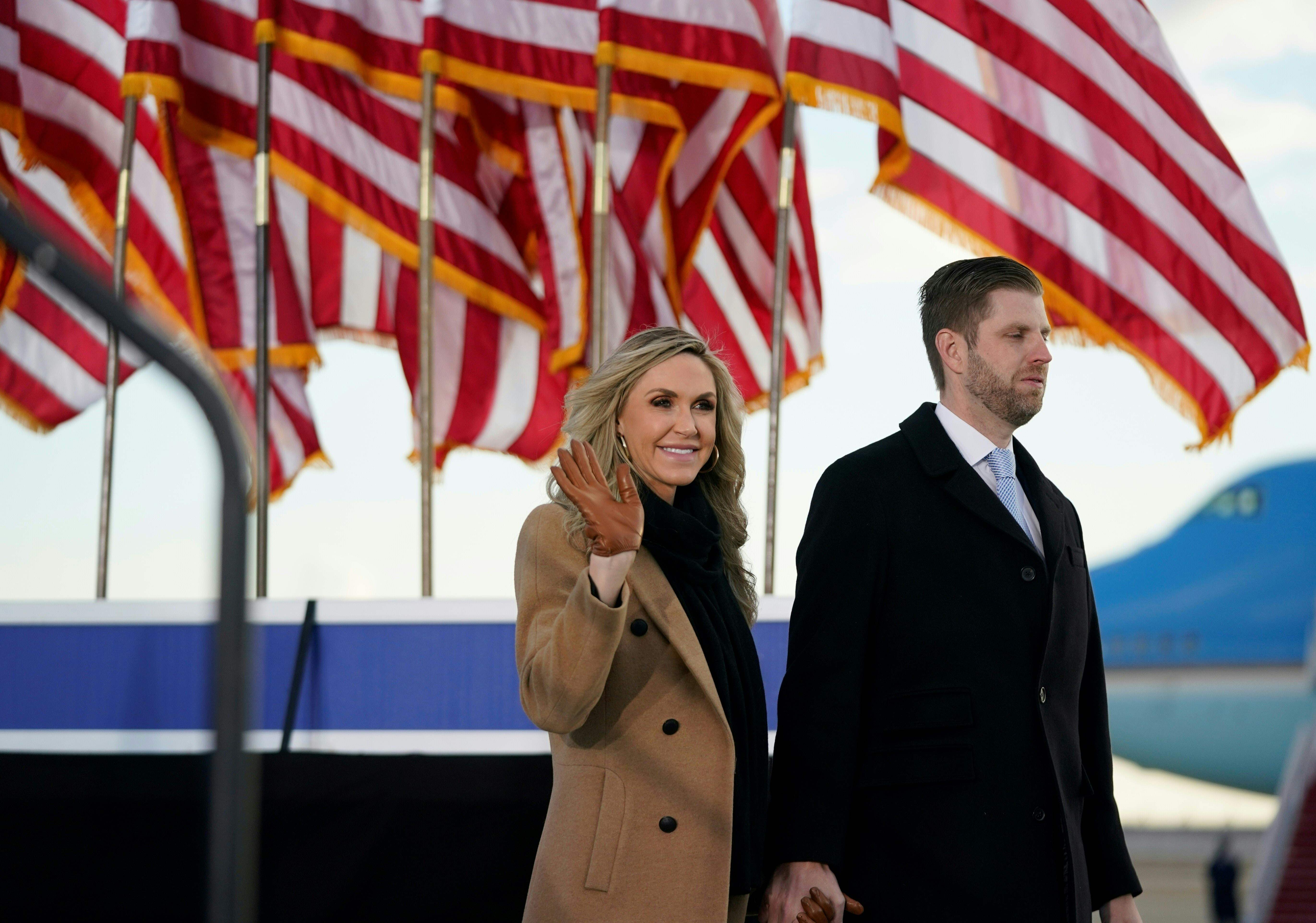 <p>Eric Trump y su esposa Lara llegan para la despedida del presidente saliente de los Estados Unidos, Donald Trump, y la primera dama Melania Trump, en la base conjunta Andrews en Maryland el 20 de enero de 2021. - El presidente Trump y la primera dama viajan a su residencia en el club de golf Mar-a-Lago en Palm Beach, Florida, y no asistirá a la toma de posesión del presidente electo Joe Biden. </p>