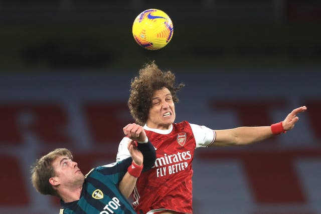 David Luiz disputa el balón en la victoria del Arsenal sobre el Leeds