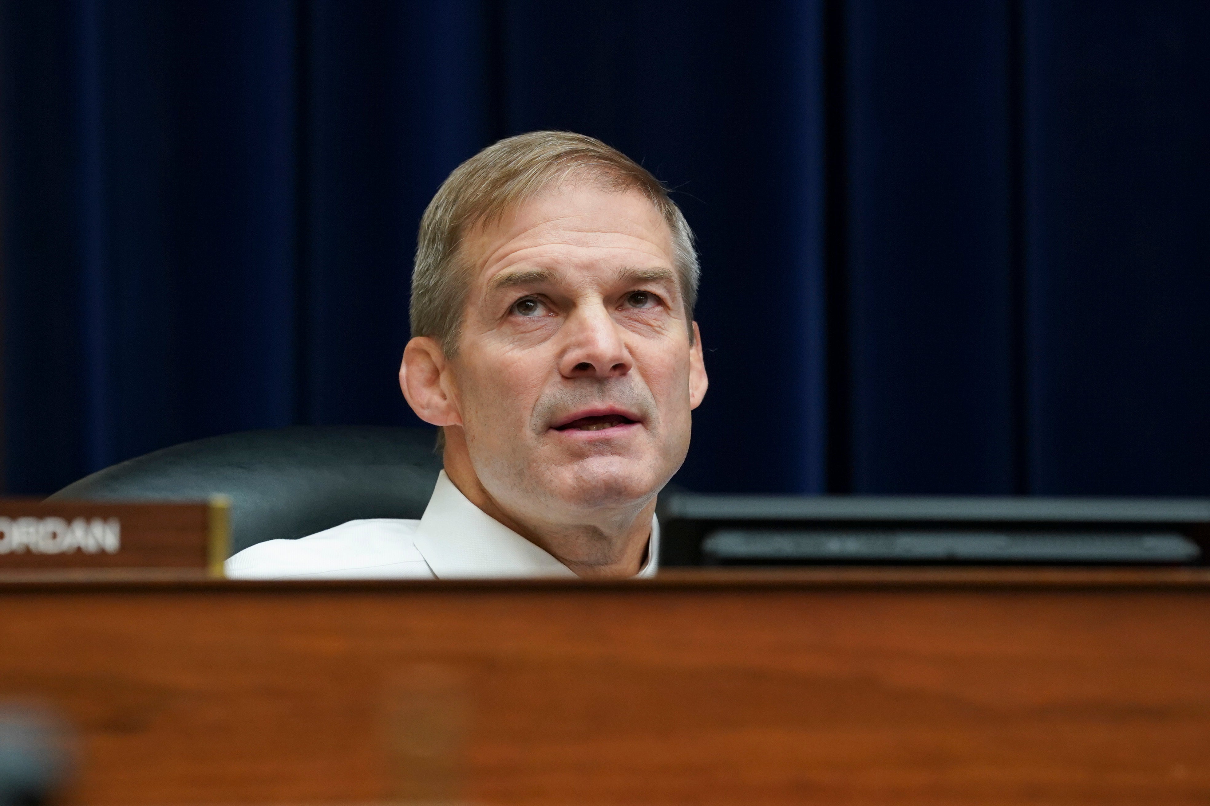 <p>El representante Jim Jordan (R-OH) escucha durante una audiencia del Subcomité Selecto de la Cámara sobre la Crisis del Coronavirus el 23 de septiembre de 2020 en Washington, DC. El presidente de la Reserva Federal, Jerome Powell, dijo ayer que la economía estadounidense tiene un largo camino por recorrer antes de recuperarse por completo de la pandemia de coronavirus y necesitará más apoyo. </p>