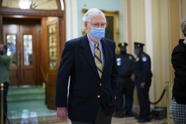 <p>El líder de la minoría del Senado, R-Ky., Mitch McConnell, abandona la cámara mientras el Senado votó para considerar escuchar a los testigos en el juicio político del ex presidente Donald Trump, en el Capitolio en Washington, el sábado 13 de febrero de 2021 </p>