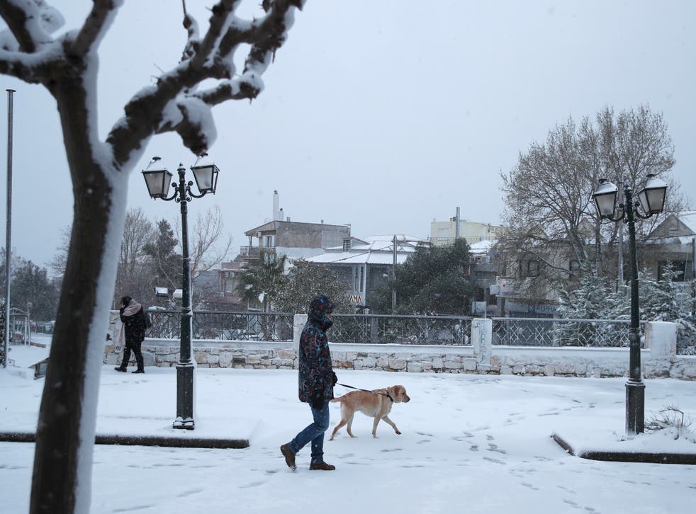 Cold weather front hits Greece, with snow shutting highway snowfall