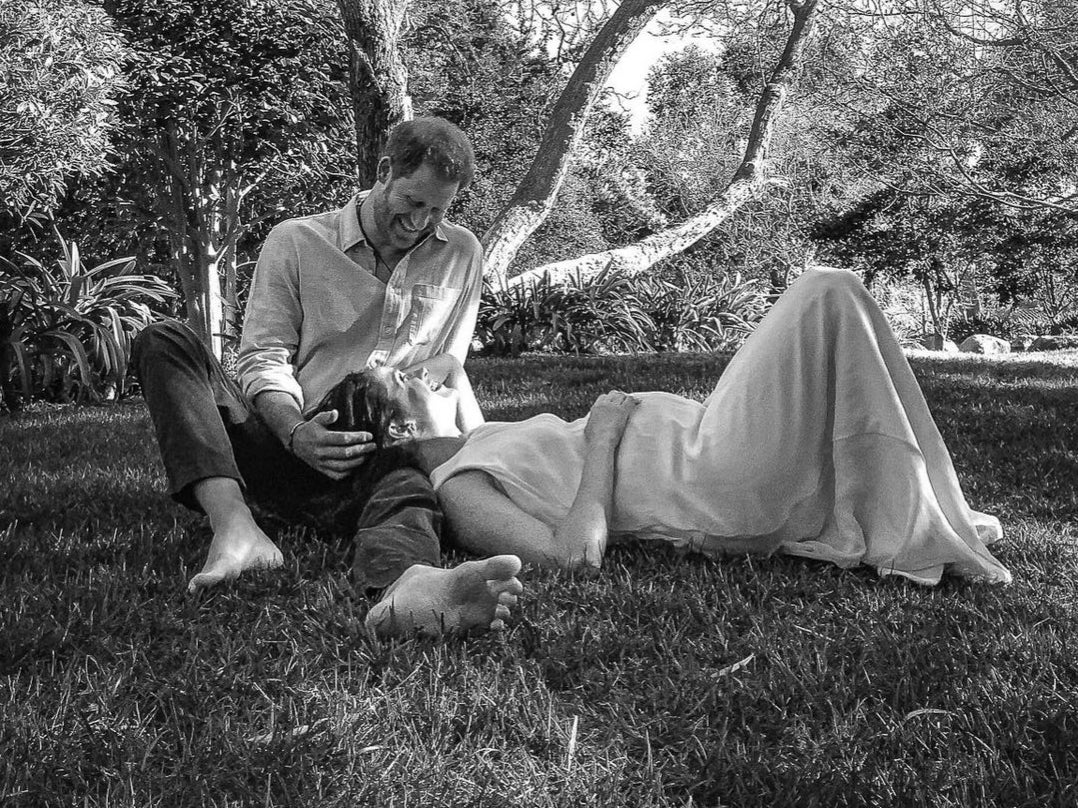 <p> Los fanáticos reales han descubierto que el anuncio del embarazo de Harry y Meghan reflejaba el de la madre de Harry, la princesa Diana, en la década de 1980  </p>