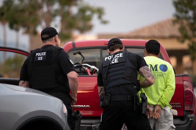 <p>En esta fotografía de archivo del 8 de julio de 2019, oficiales del Servicio de Inmigración y Control de Aduanas (ICE) de Estados Unidos detienen a un hombre durante una operación en Escondido, California. Durante las últimas semanas de la administración Trump, el Departamento de Seguridad Nacional firmó silenciosamente acuerdos con al menos cuatro estados que amenazan con descarrilar temporalmente los esfuerzos del presidente Joe Biden para deshacer las políticas de inmigración de su predecesor. </p>