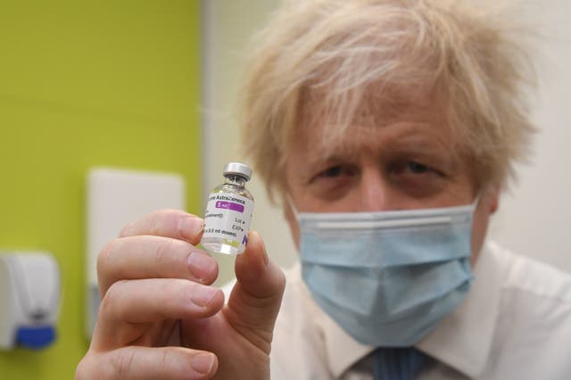 <p>El primer ministro Boris Johnson durante una visita a un centro de vacunación contra el coronavirus en el Centro de Salud y Bienestar en Orpington, al sureste de Londres. Fecha de la foto: Lunes 15 de febrero de 2021. </p>