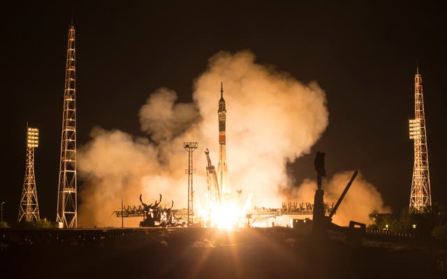 <p>En este folleto de la NASA, el cohete Soyuz MS-13 se lanza con el comandante de la Expedición 60 Soyuz Alexander Skvortsov de Roscosmos, el ingeniero de vuelo Drew Morgan de la NASA y el ingeniero de vuelo Luca Parmitano de la ESA (Agencia Espacial Europea), Sábado 20 de julio de 2019 en el cosmódromo de Baikonur en Kazajstán. Skvortsov, Morgan y Parmitano despegaron a las 12:28 pm hora del este (9:28 pm hora de Baikonur) para comenzar su misión a la Estación Espacial Internacional.</p>