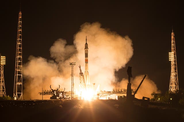 <p>En este folleto de la NASA, el cohete Soyuz MS-13 se lanza con el comandante de la Expedición 60 Soyuz Alexander Skvortsov de Roscosmos, el ingeniero de vuelo Drew Morgan de la NASA y el ingeniero de vuelo Luca Parmitano de la ESA (Agencia Espacial Europea), Sábado 20 de julio de 2019 en el cosmódromo de Baikonur en Kazajstán. Skvortsov, Morgan y Parmitano despegaron a las 12:28 pm hora del este (9:28 pm hora de Baikonur) para comenzar su misión a la Estación Espacial Internacional.</p>