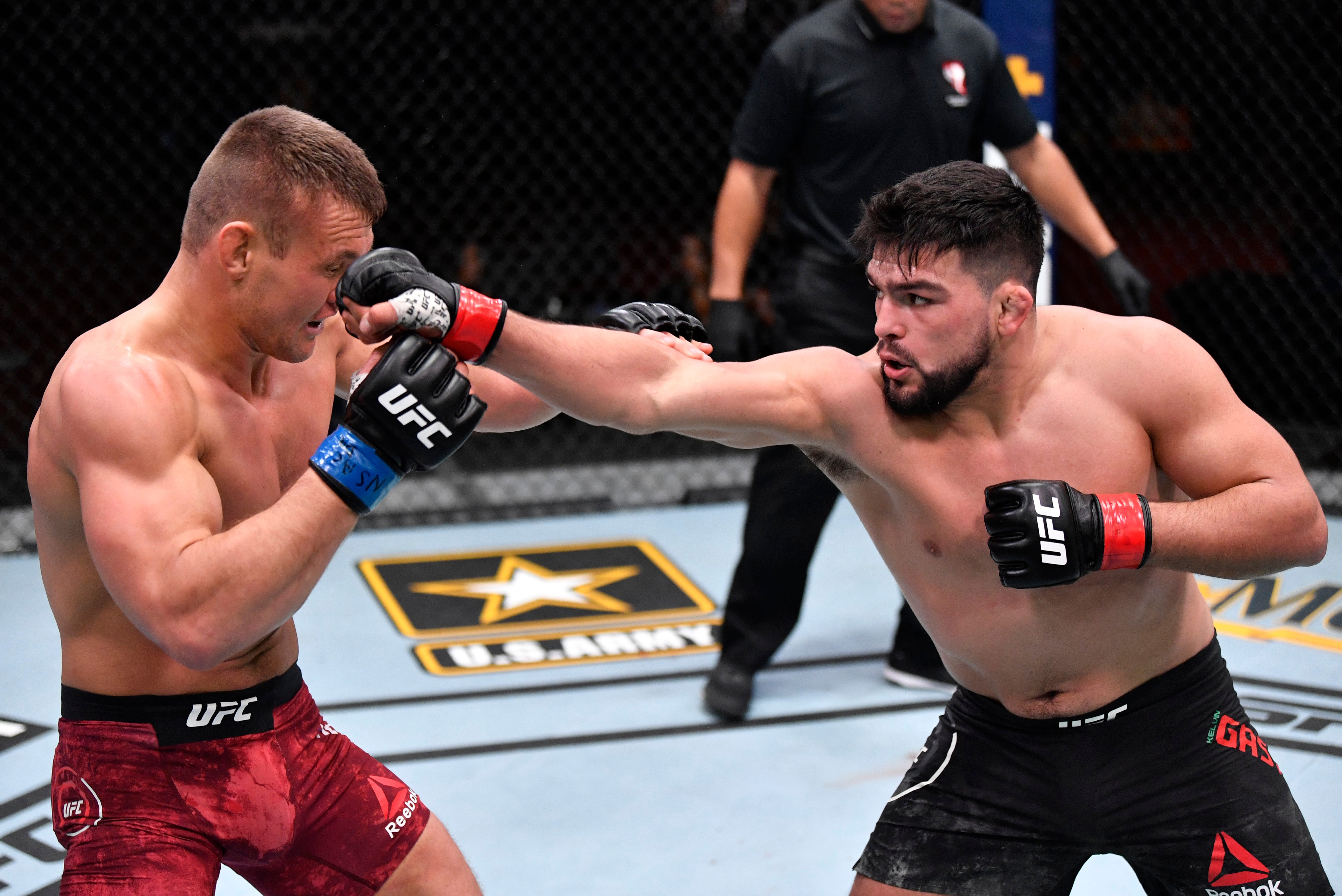 Kelvin Gastelum (right) outpointed Ian Heinisch