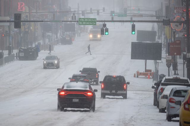 Vista general de Lower Broadway mientras vehículos y personas atraviesan la nieve y el hielo el 15 de febrero de 2021 en Nashville, Tennessee