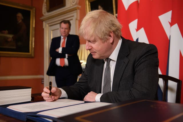 <p>El negociador comercial jefe del Reino Unido, David Frost, observa cómo el primer ministro Boris Johnson firma el Acuerdo de Cooperación y Comercio UE-Reino Unido en el número 10 de Downing Street, Westminster. PA Photo. Fecha de la imagen: miércoles 30 de diciembre de 2020. </p>