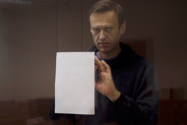 <p>El crítico del Kremlin Alexei Navalny, quien está acusado de difamar a un veterano ruso de la Segunda Guerra Mundial, es visto dentro de un muelle de acusados durante una audiencia judicial en Moscú, Rusia, el 16 de febrero de 2021, en esta imagen fija tomada de un video. </p>