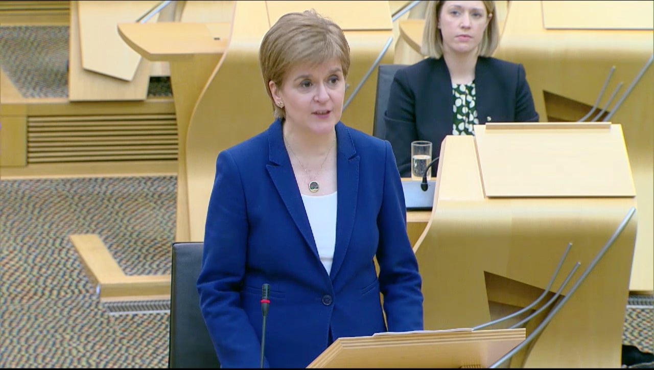 <p>Nicola Sturgeon hace una declaración ante el Parlamento escocés sobre Covid-19 el 16 de febrero de 2021.</p>