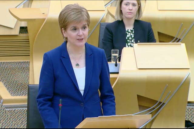 <p>Nicola Sturgeon hace una declaración ante el Parlamento escocés sobre Covid-19 el 16 de febrero de 2021.</p>