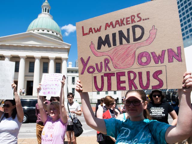 Miles de manifestantes marchan en apoyo de Planned Parenthood y pro-elección mientras protestan contra una decisión estatal que detendría efectivamente los abortos al revocar la licencia del último centro en el estado que realiza el procedimiento, durante una manifestación en St. Louis, Missouri, el 30 de mayo de 2019