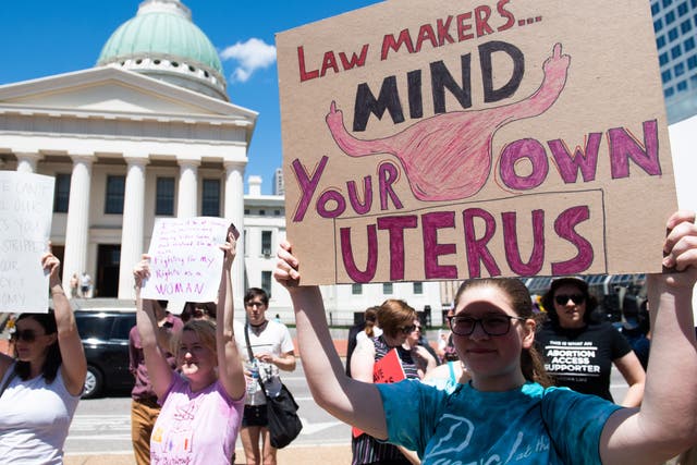 Miles de manifestantes marchan en apoyo de Planned Parenthood y pro-elección mientras protestan contra una decisión estatal que detendría efectivamente los abortos al revocar la licencia del último centro en el estado que realiza el procedimiento, durante una manifestación en St. Louis, Missouri, el 30 de mayo de 2019