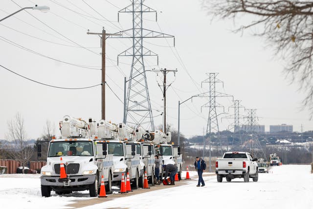 Los camiones de servicio de Pike Electric se alinean después de una tormenta de nieve el 16 de febrero de 2021 en Fort Worth, Texas
