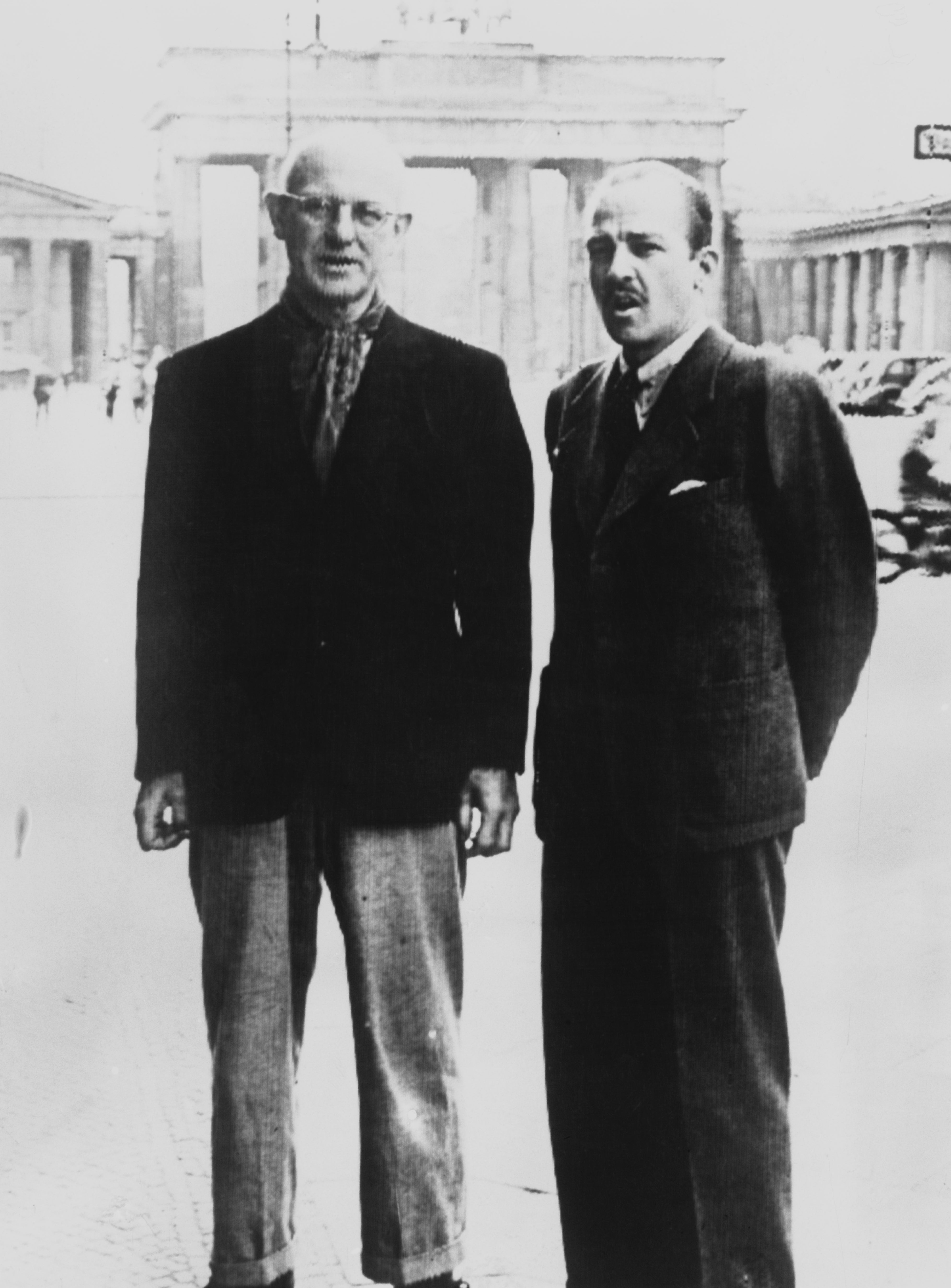 Wodehouse (left) with Hugo Speck in front of the Brandenburg Gate in Berlin, 1941