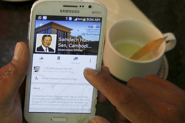 <p>Una persona usa un teléfono inteligente para mirar la página de Facebook del primer ministro de Camboya, Hun Sen, durante el desayuno en un restaurante en el centro de Phnom Penh, Camboya, el 7 de octubre de 2015. El primer ministro de Camboya, Hun Sen, está dando un salto tardío a lo digital envejece en un intento por cortejar a los votantes urbanos jóvenes mientras intenta defenderse de una competencia sin precedentes de la oposición después de tres décadas en el poder. El exsoldado del Khmer Rouge ha comenzado a abrazar con entusiasmo Facebook por primera vez, llegando a la plataforma después de casi perder las elecciones de 2013 cuando la oposición ganó un gran apoyo en línea. El Facebook de Hun Sen, que tiene 1,2 millones de "me gusta", incluye imágenes y videos de nueva infraestructura y le atribuye el rápido desarrollo económico de Camboya. </p>