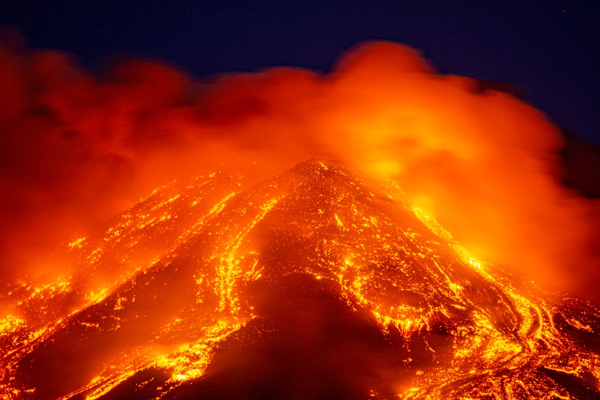 3 любых вулкана. Извержение вулкана Этан. Извержение вулкана лава Этна Сицилия. Извержение вулкана Этна 2021. Вулкан Этна извержение 2022.