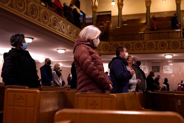 <p>Los feligreses rezan durante el servicio del Miércoles de Ceniza en la Iglesia Católica St. Aloysius, el miércoles 17 de febrero de 2021, en Detroit. Las cenizas, un símbolo de la penitencia, hechas con hojas de palma utilizadas en la liturgia del Domingo de Ramos del año pasado, se rociaron en la frente, lo que es una desviación de la práctica habitual de hacer la señal de la cruz en la frente. El rociado, debido a la pandemia, es una desviación de la práctica habitual de hacer la señal de la cruz en la frente y sigue un método antiguo que todavía es común en algunas partes del mundo de hoy.</p>