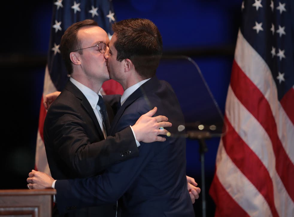 <p>SOUTH BEND, INDIANA - 1 DE MARZO: El ex alcalde de South Bend, Indiana, Pete Buttigieg, besa a su esposo Chasten después de que Chasten lo presentó antes de un discurso en el que anunció que estaba terminando su campaña para ser el candidato demócrata a presidente durante un discurso en el Century Center en 01 de marzo de 2020 en South Bend, Indiana. Buttigieg fue el primer candidato a presidente abiertamente homosexual. </p>