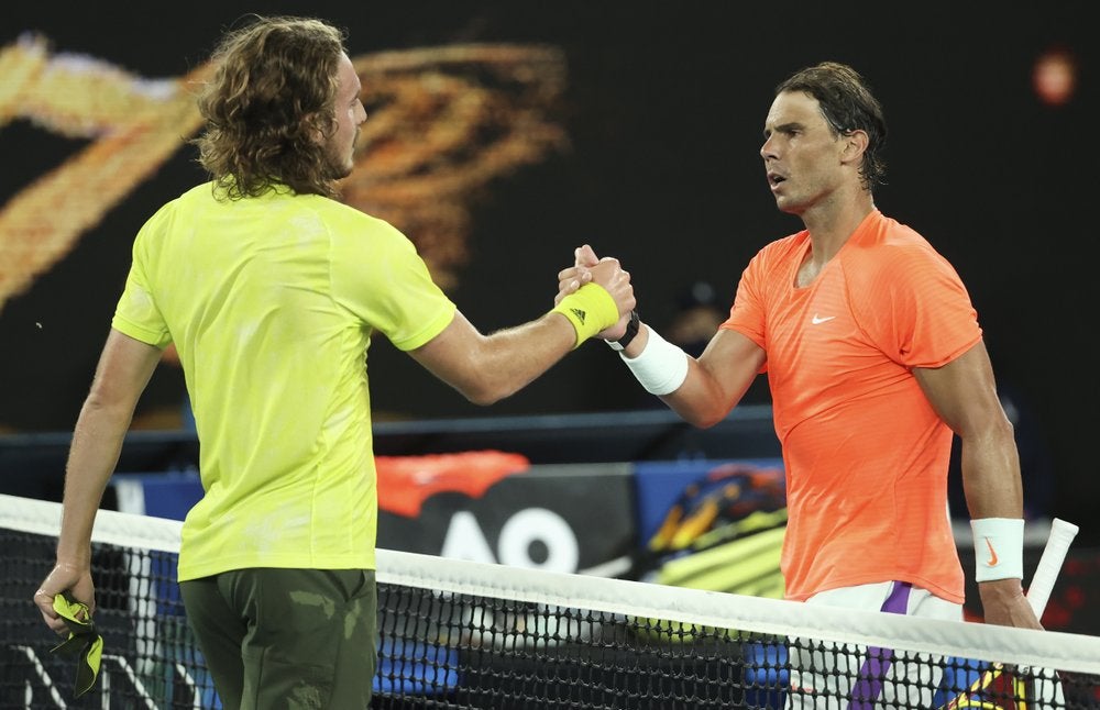 <p>El griego Stefanos Tsitsipas, izquierda, recibe la felicitación de Rafael Nadal a quien derrotó en cuartos de final del Abierto de Australia en Melbourne, Australia, miércoles 17 de febrero de 2021. </p>