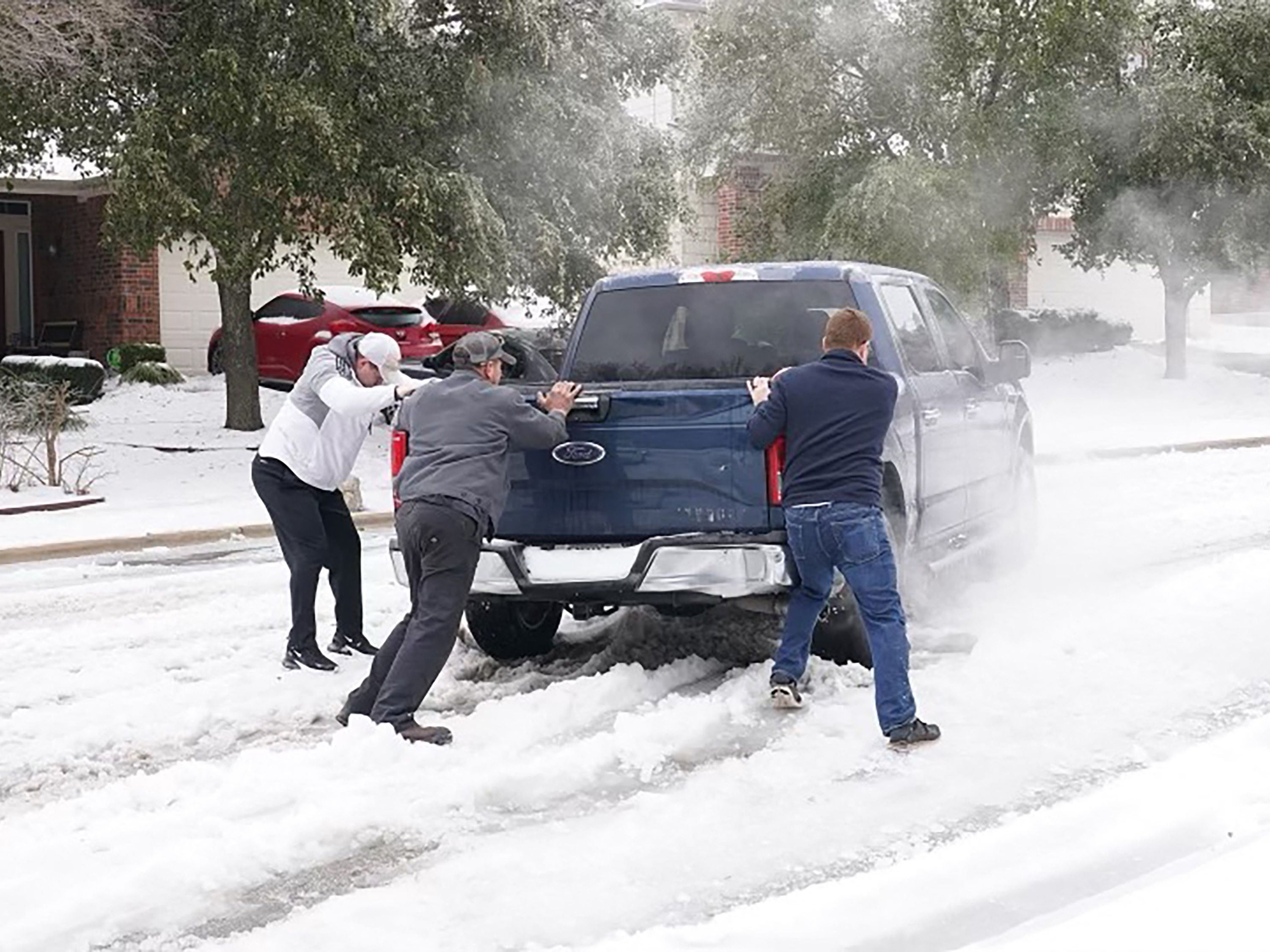 <p> El alcalde de un pueblo de Texas, que renunció luego de decirles a los residentes que no les debía “nada” en medio de los apagones en curso, dijo que su esposa también fue despedida por el incidente  </p>