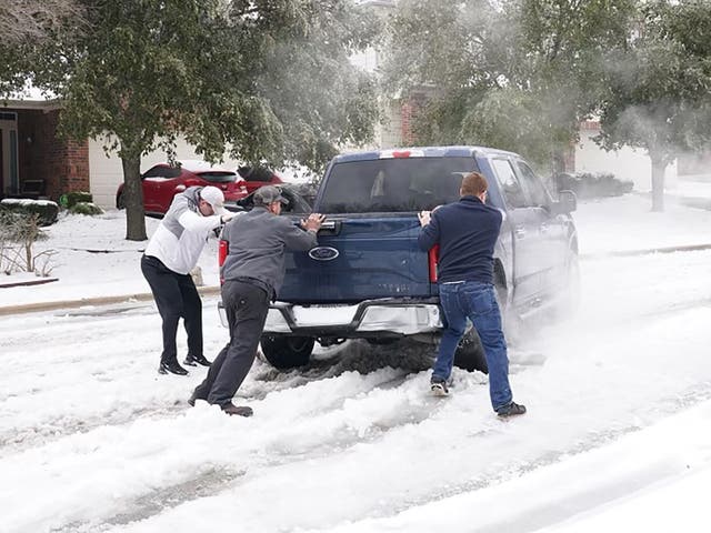 <p> El alcalde de un pueblo de Texas, que renunció luego de decirles a los residentes que no les debía “nada” en medio de los apagones en curso, dijo que su esposa también fue despedida por el incidente  </p>