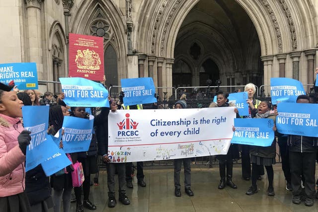 <p>Los niños afectados por la tarifa cantan 'los derechos del niño, no a la venta' fuera del Tribunal Superior en 2019.</p>