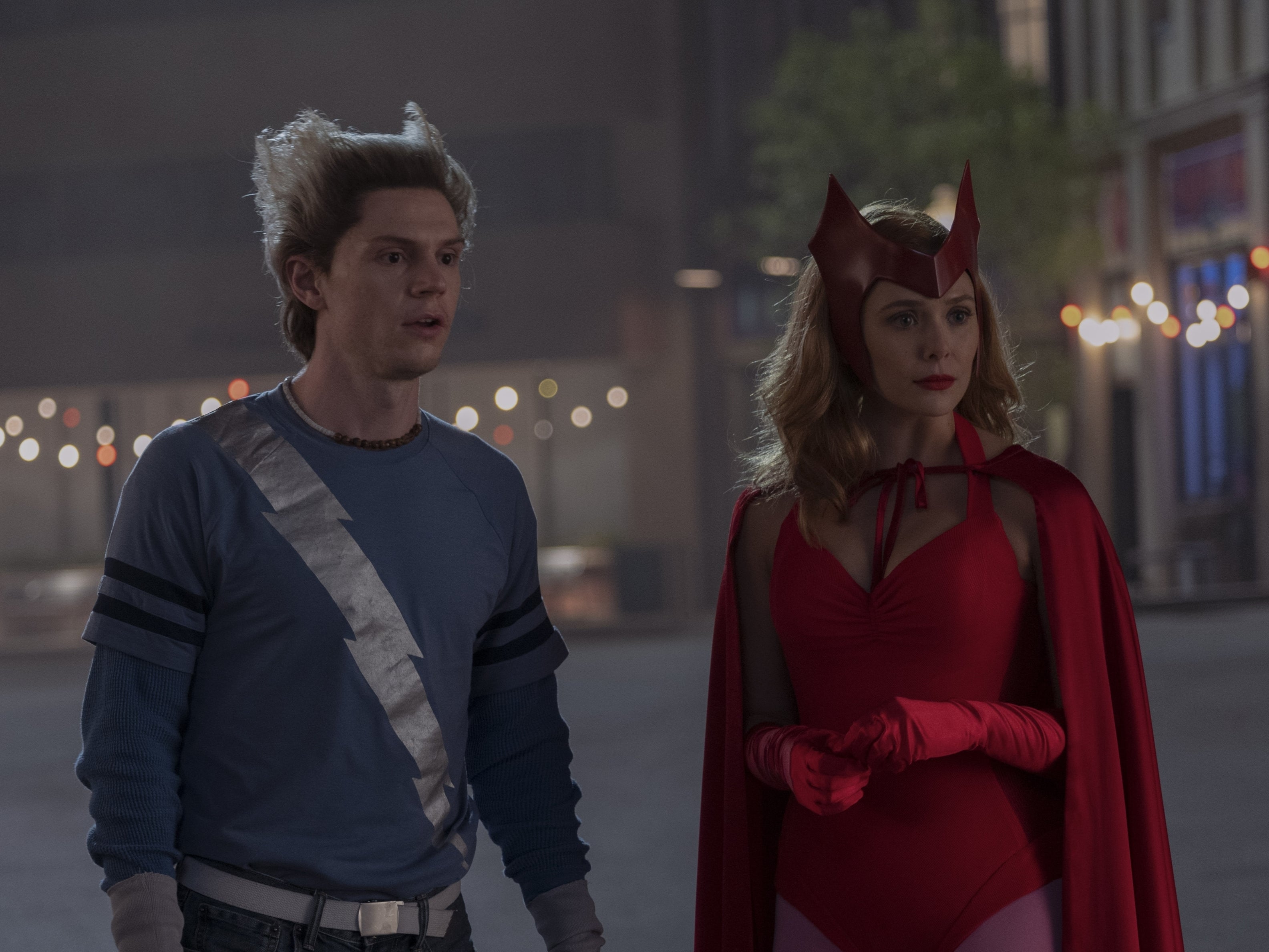 <p>¿Truco o trato? Wanda (Elizabeth Olsen) y Pietro (Evan Peters) en el episodio seis de WandaVision.</p>