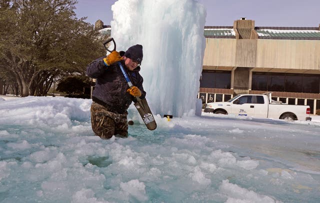 <p>El trabajador de la ciudad de Richardson, Kaleb Love, rompe hielo en una fuente helada el martes 16 de febrero de 2021 en Richardson, Texas. Las temperaturas cayeron a un dígito cuando la nieve cerró los viajes aéreos y las tiendas de comestibles. </p>