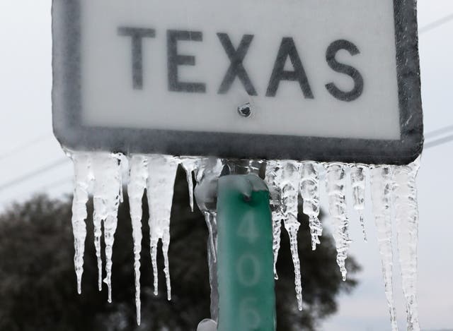 <p> Un hombre fue encontrado muerto de frío en su sillón reclinable en Texas , donde al menos 24 personas murieron debido a la tormenta invernal  </p>