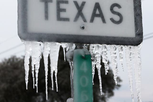<p> Un hombre fue encontrado muerto de frío en su sillón reclinable en Texas , donde al menos 24 personas murieron debido a la tormenta invernal  </p>