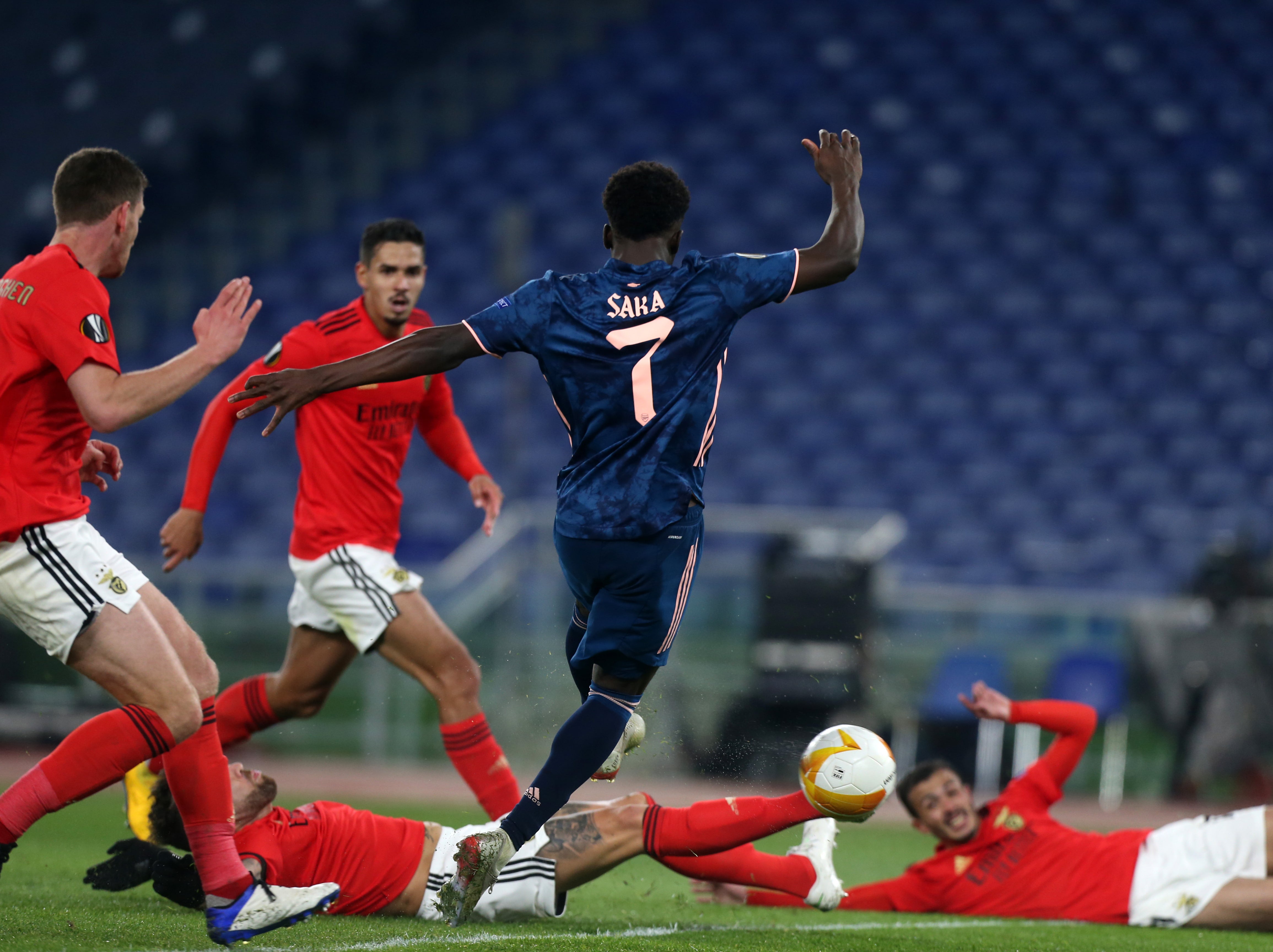 Bukayo Saka equalises against Benfica