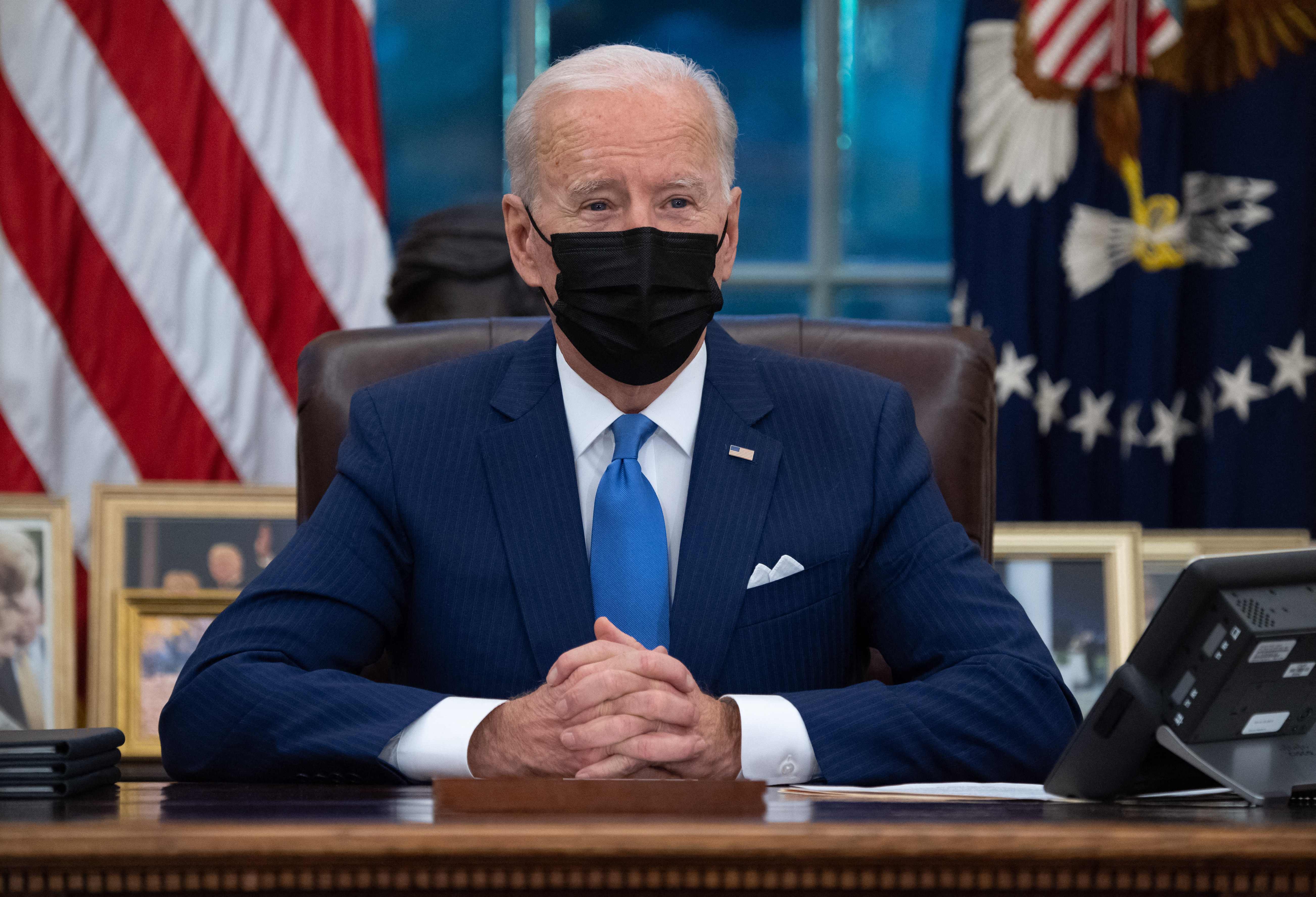 <p>(ARCHIVOS) En esta foto de archivo, el presidente estadounidense Joe Biden habla desde el Resolute Desk antes de firmar órdenes ejecutivas relacionadas con la inmigración en la Oficina Oval de la Casa Blanca en Washington, DC, el 2 de febrero de 2021. - Los demócratas dieron a conocer la legislación el 18 de febrero de 2021 para el plan del presidente Joe Biden de crear un camino hacia la ciudadanía para 11 millones de inmigrantes indocumentados, diciendo que no hay justificación para negarles un hogar permanente en los Estados Unidos. Los principales demócratas dijeron que la legislación, bloqueada durante más de una década por los republicanos, está "muy atrasada", y señalaron que la mayoría de las personas a las que se dirigirá han vivido en el país durante muchos años, con hogares, negocios e hijos y nietos nacidos en Estados Unidos. </p>